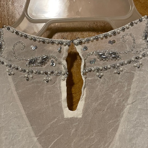 Elegant White Sleeveless Top - Picture 8 of 8